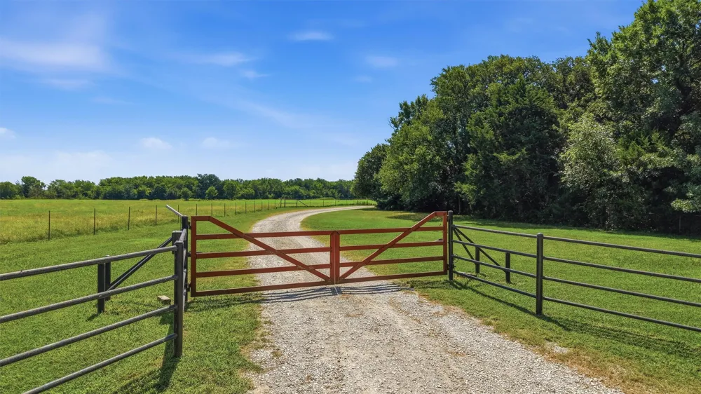 1226 County Road 243 Collinsville, TX 76233