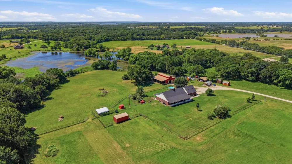 1226 County Road 243 Collinsville, TX 76233
