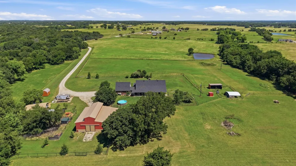 1226 County Road 243 Collinsville, TX 76233