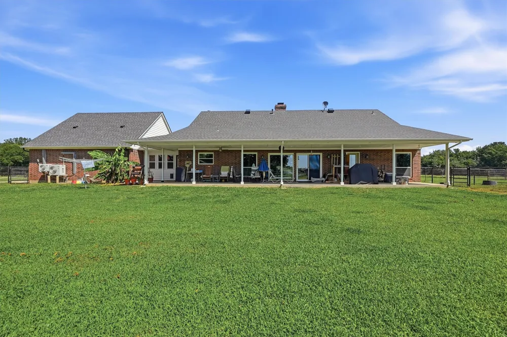 1226 County Road 243 Collinsville, TX 76233