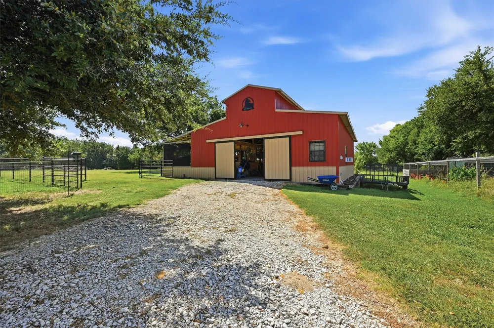 1226 County Road 243 Collinsville, TX 76233