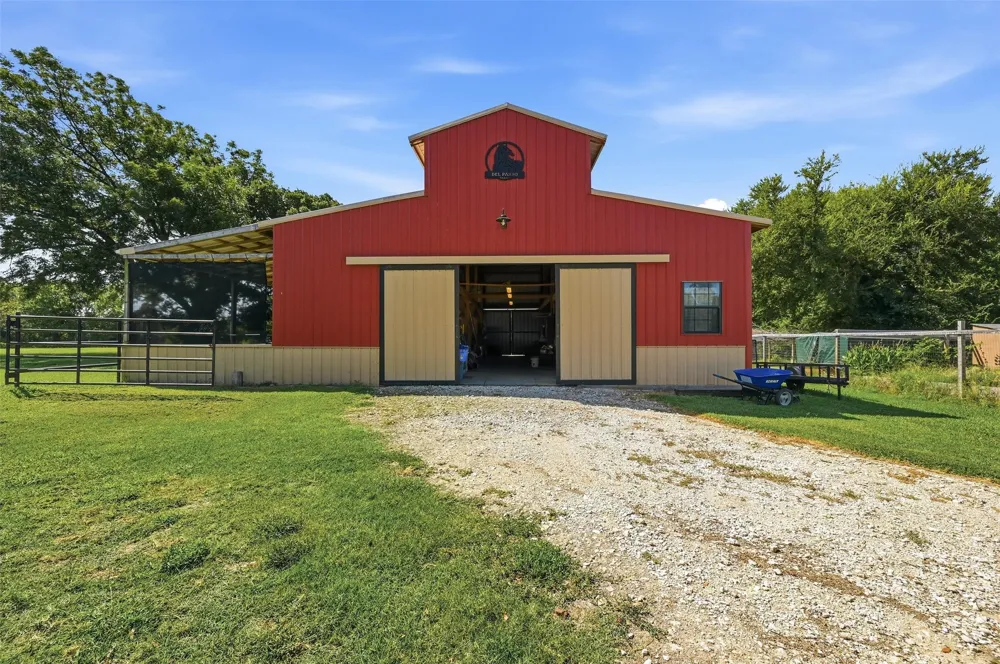1226 County Road 243 Collinsville, TX 76233