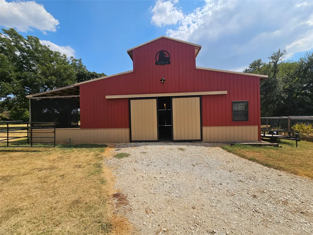 1226 County Road 243 Collinsville, TX 76233