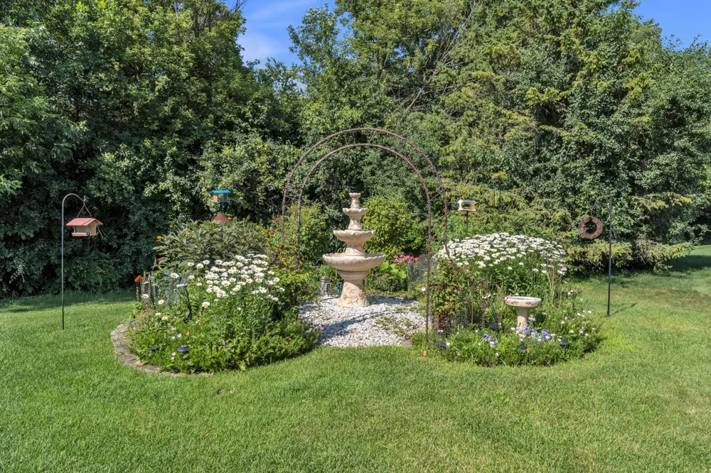 44899 Weymouth Drive Canton, MI 48188
