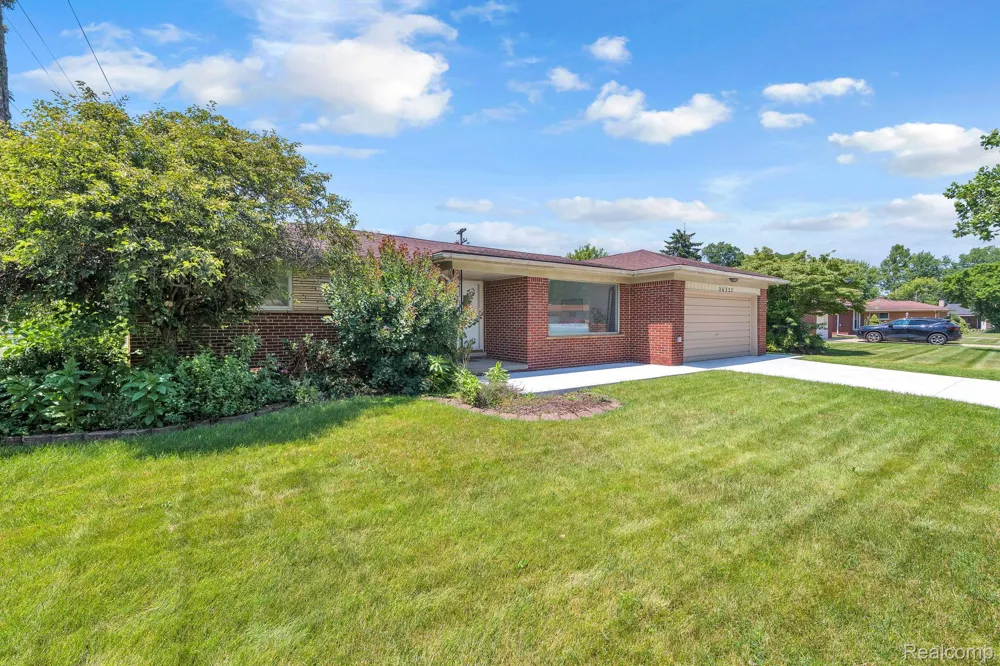 26327 Woodworth Circle Dearborn Heights City, MI 48127