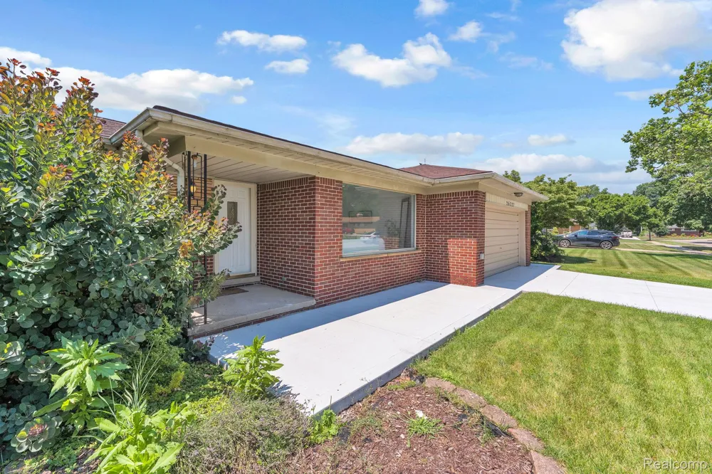 26327 Woodworth Circle Dearborn Heights City, MI 48127