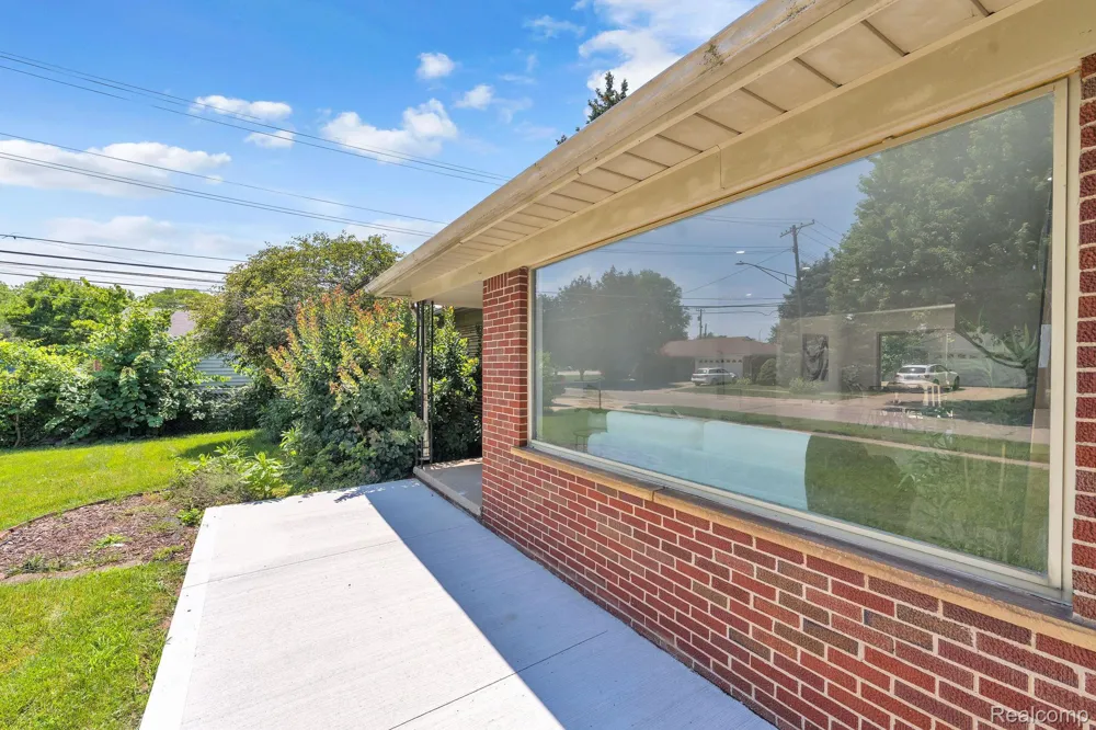 26327 Woodworth Circle Dearborn Heights City, MI 48127