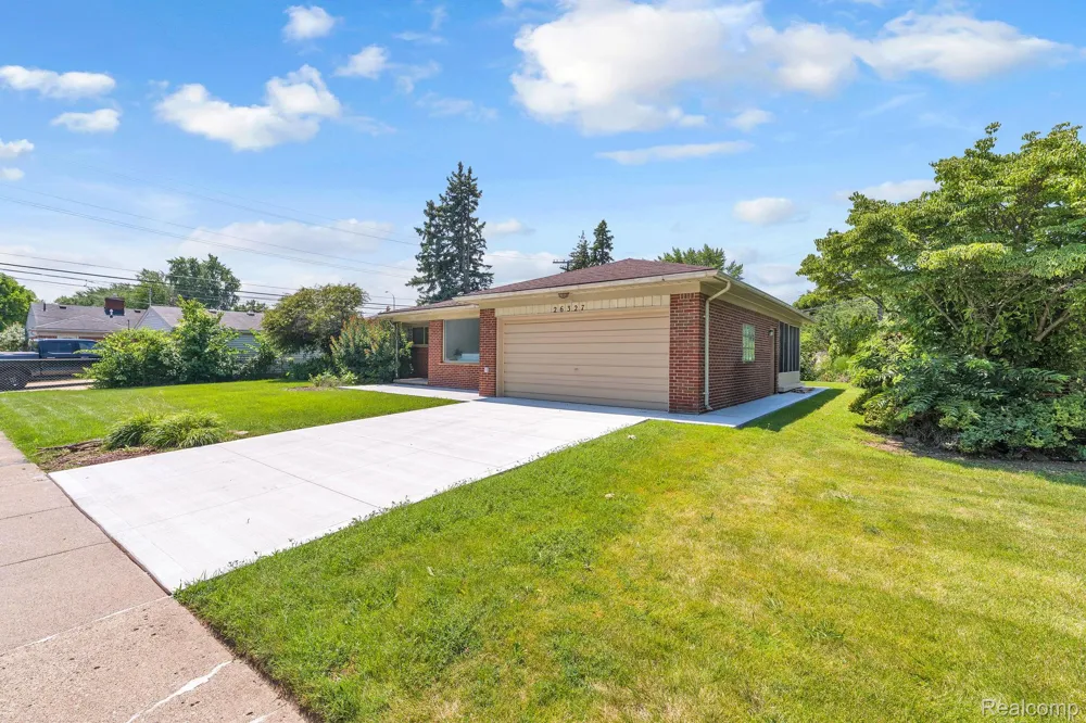 26327 Woodworth Circle Dearborn Heights City, MI 48127