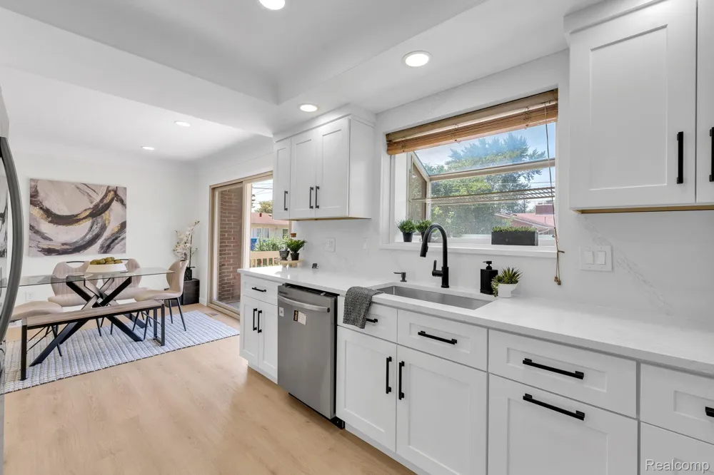 26327 Woodworth Circle Dearborn Heights City, MI 48127