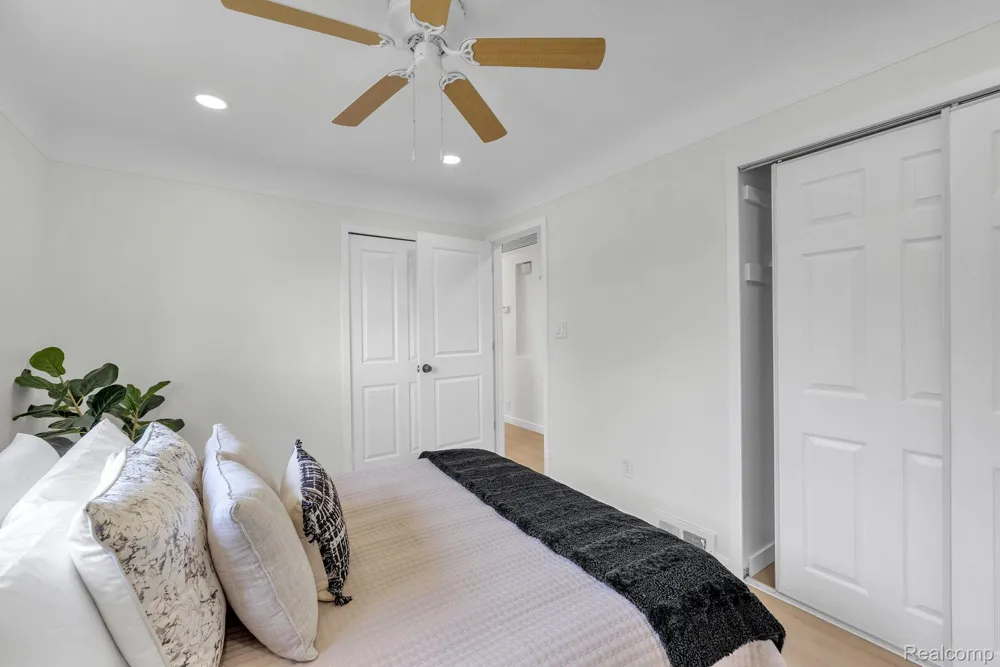 26327 Woodworth Circle Dearborn Heights City, MI 48127