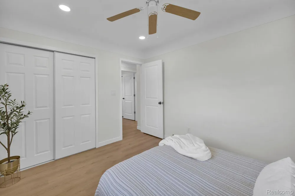 26327 Woodworth Circle Dearborn Heights City, MI 48127