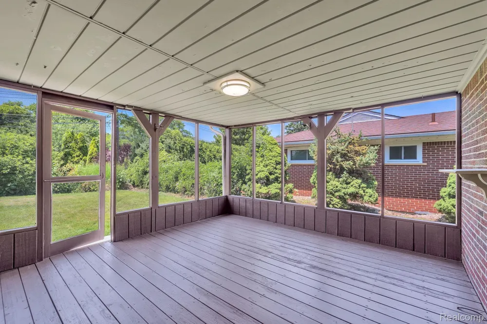 26327 Woodworth Circle Dearborn Heights City, MI 48127