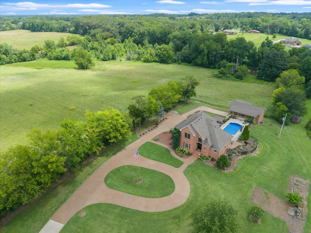 2155 Lake Rd Greenbrier, TN 37073