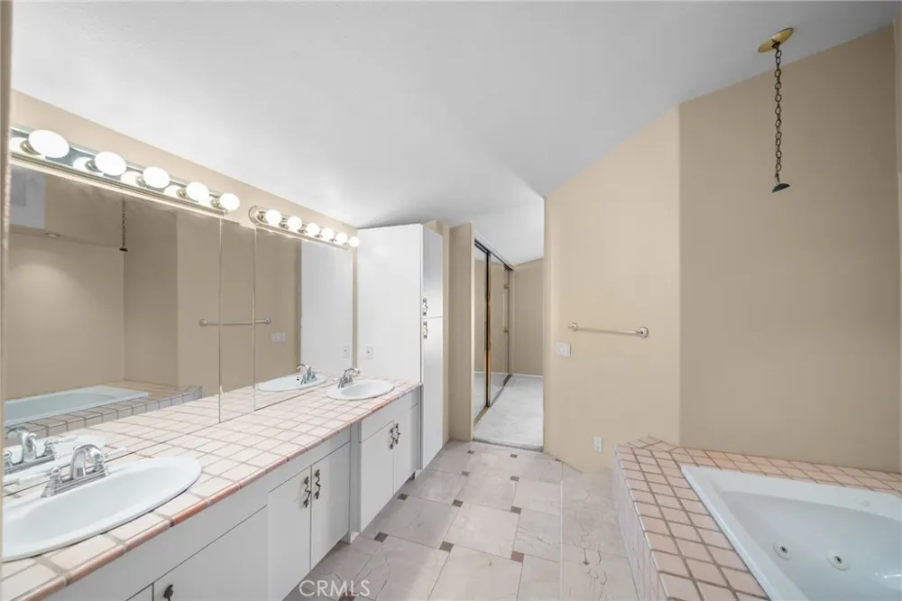 22320 Mission Circle #92 Chatsworth, CA 91311