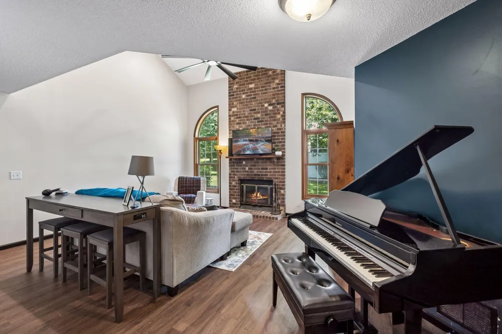 11081 Oregon Curve Bloomington, MN 55438
