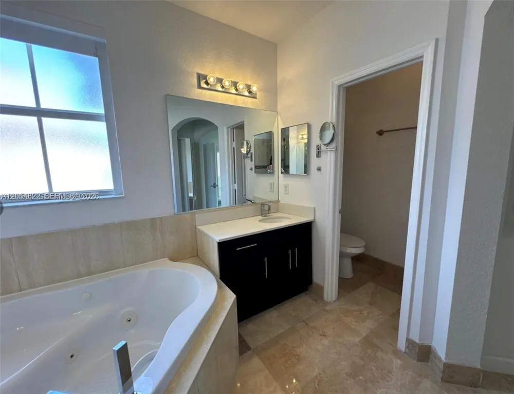 7563 NW 112th Pl Doral, FL 33178