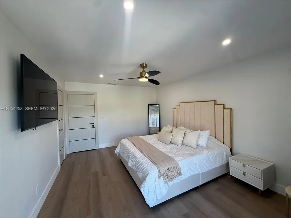 1955 NE 123rd St North Miami, FL 33181