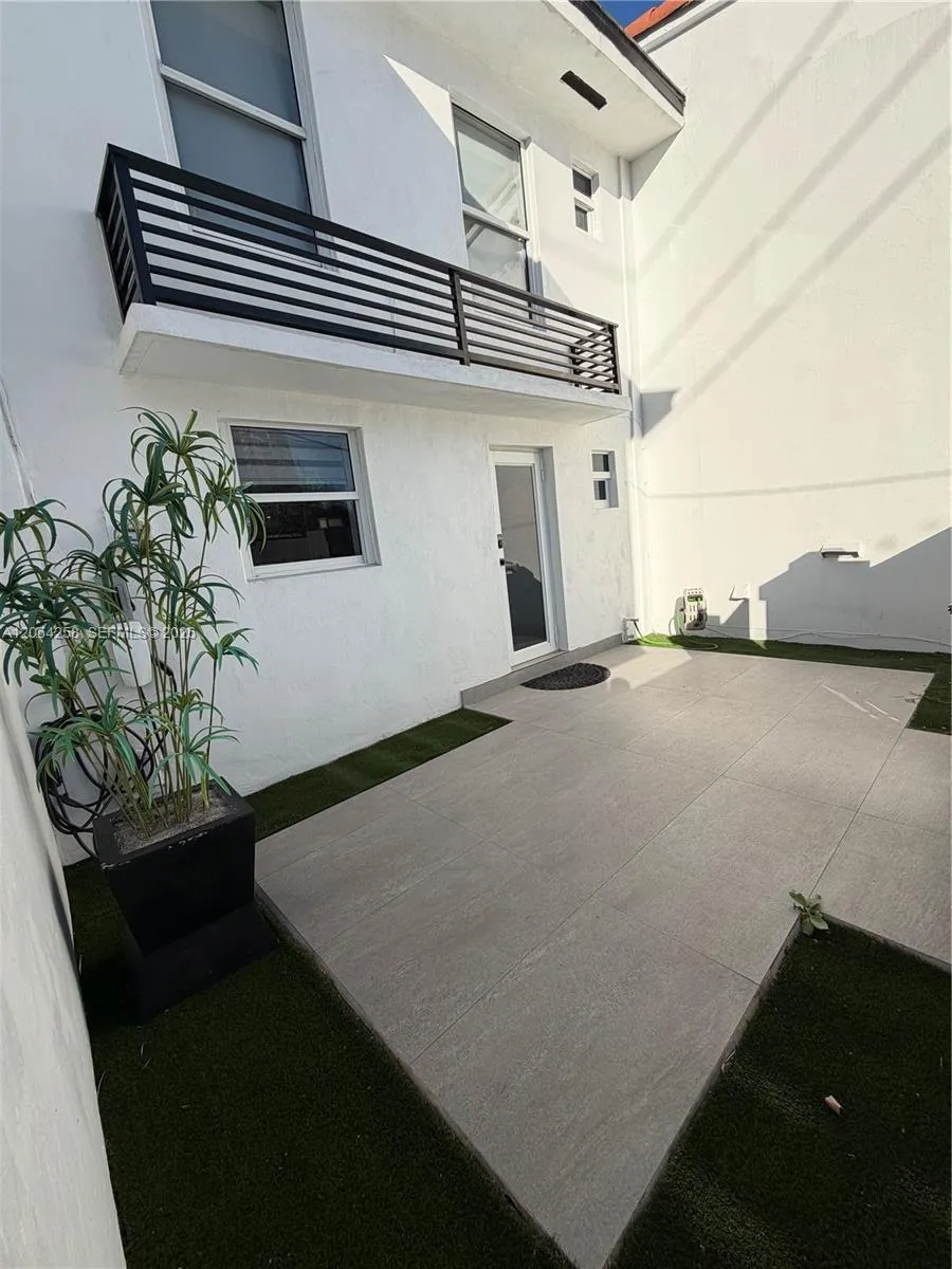 1955 NE 123rd St North Miami, FL 33181