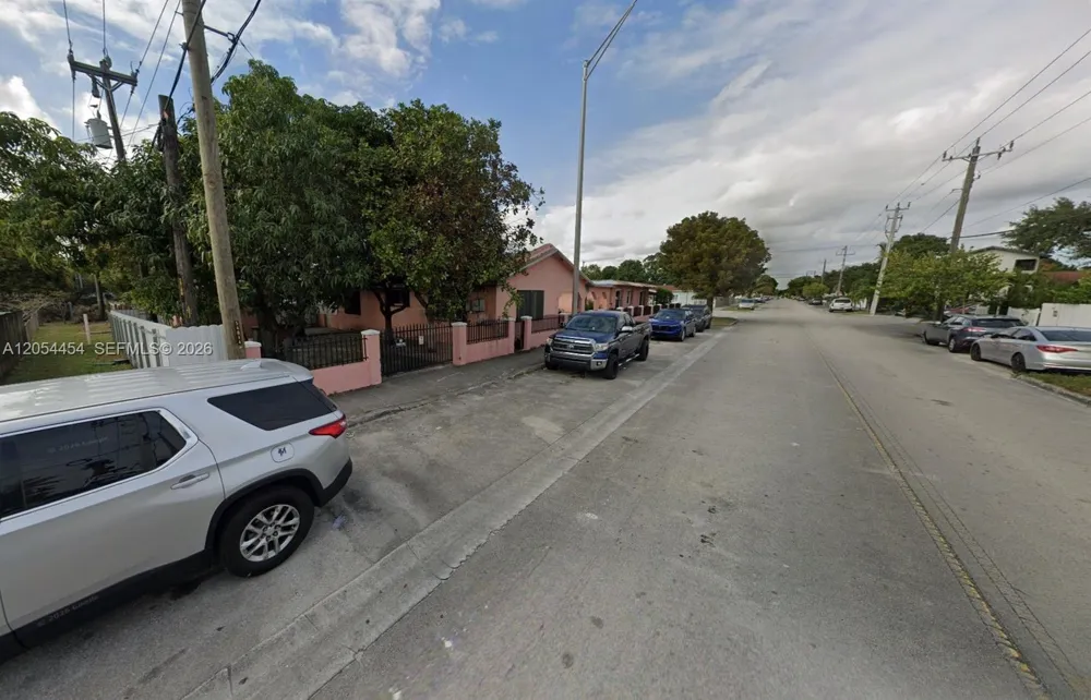 890 E 28th St Hialeah, FL 33013