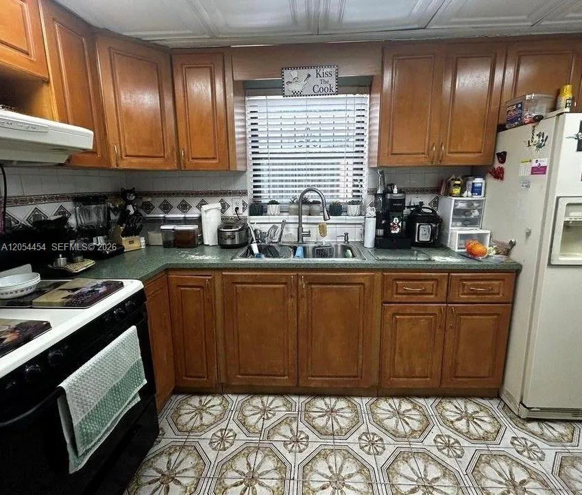 890 E 28th St Hialeah, FL 33013
