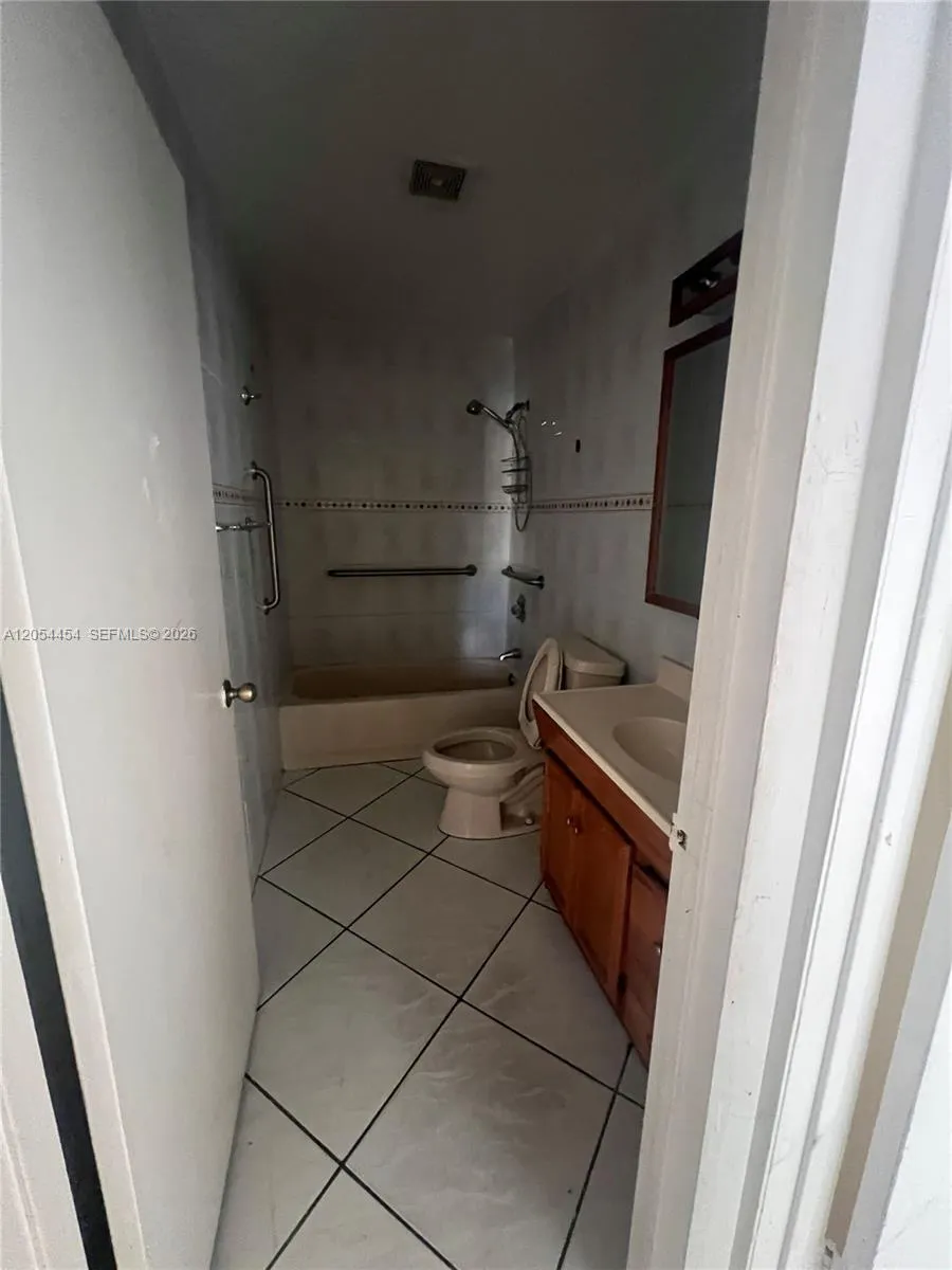 890 E 28th St Hialeah, FL 33013