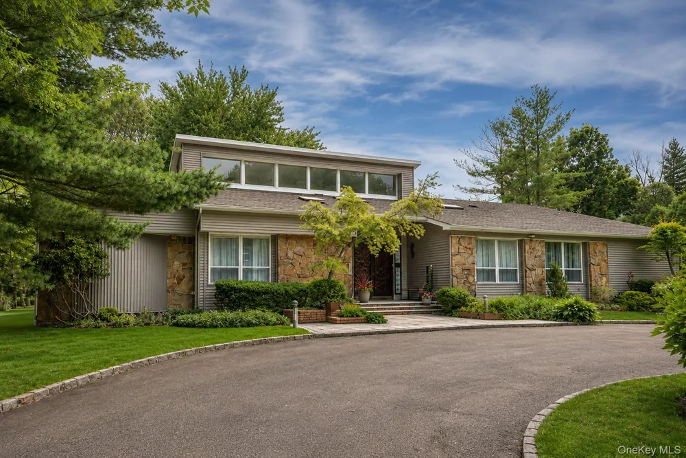 27 Windemere Way Woodbury, NY 11797