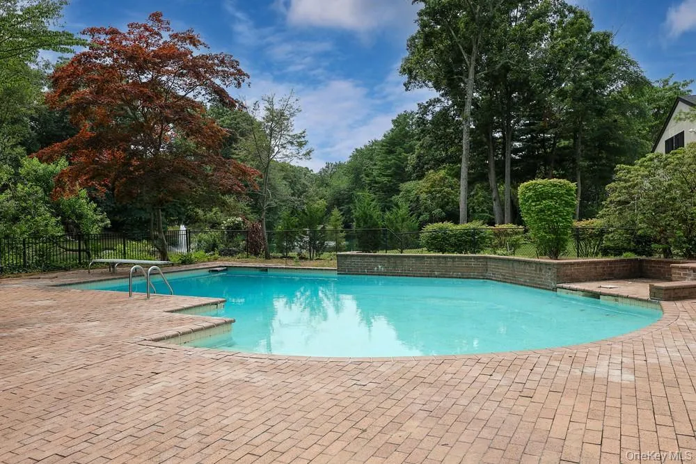 27 Windemere Way Woodbury, NY 11797