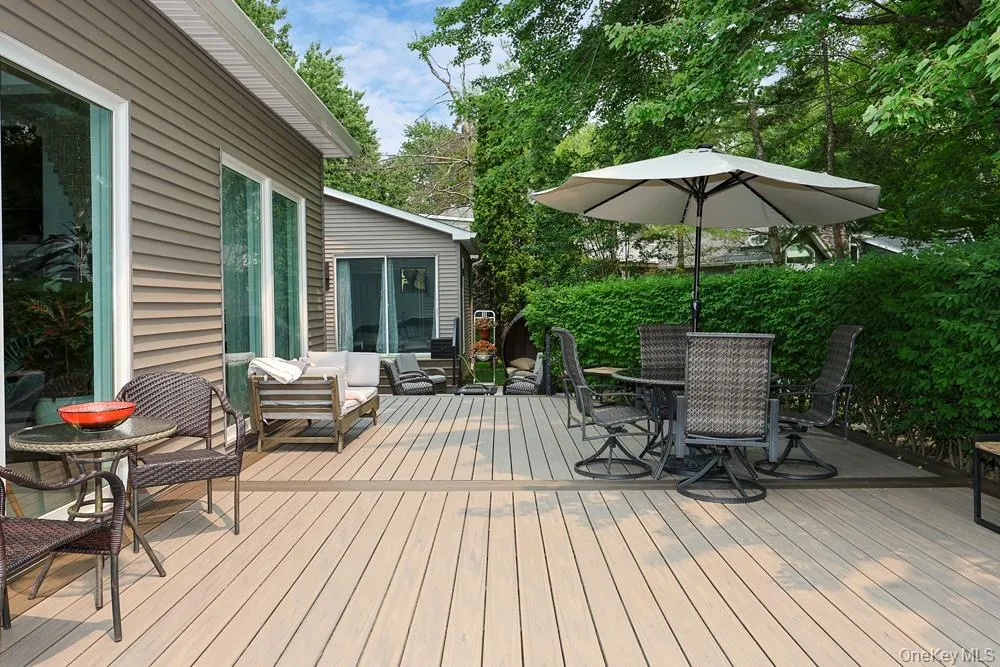 27 Windemere Way Woodbury, NY 11797