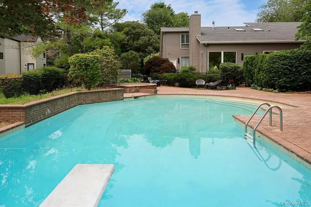 27 Windemere Way Woodbury, NY 11797