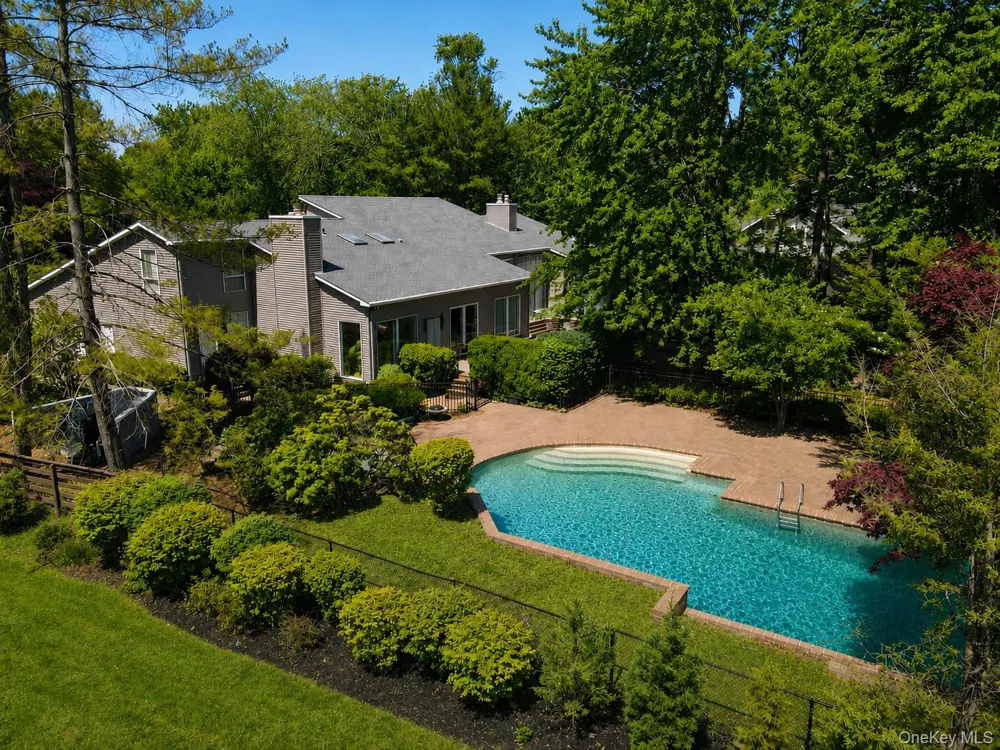 27 Windemere Way Woodbury, NY 11797