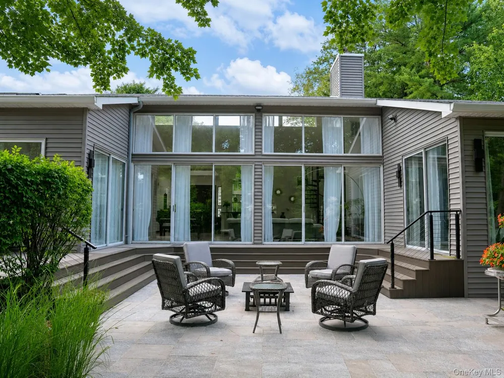 27 Windemere Way Woodbury, NY 11797