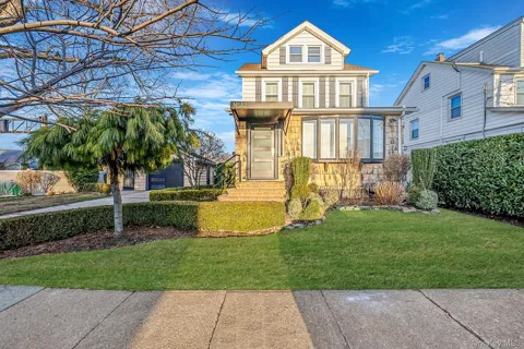 32 Everett