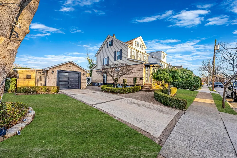 32 Everett Lynbrook, NY 11563