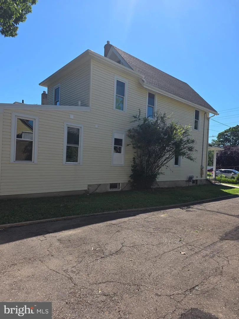 423 W BROAD STREET Palmyra, NJ 08065