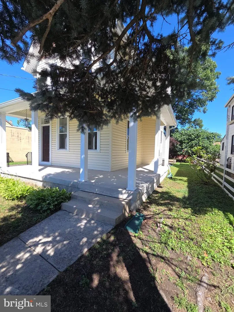 423 W BROAD STREET Palmyra, NJ 08065