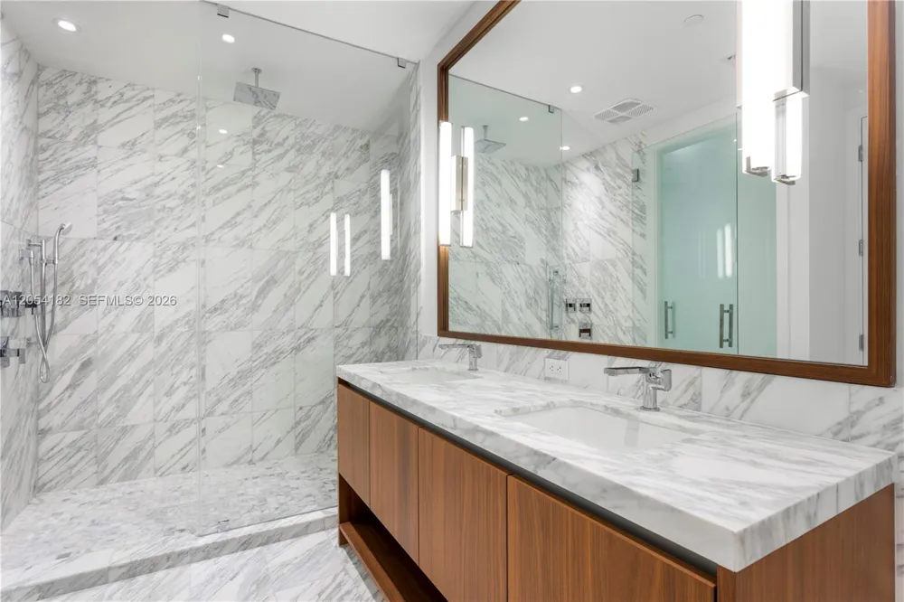 175 SE 25th Rd #2701 Miami, FL 33129