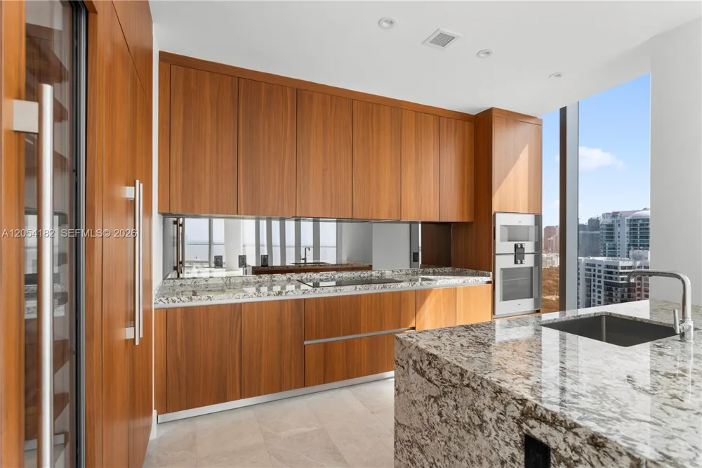175 SE 25th Rd #2701 Miami, FL 33129