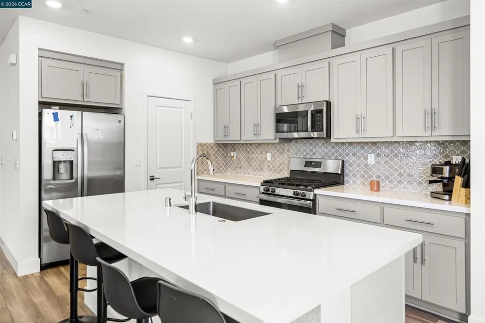 2214 Daimler St Lathrop, CA 95330