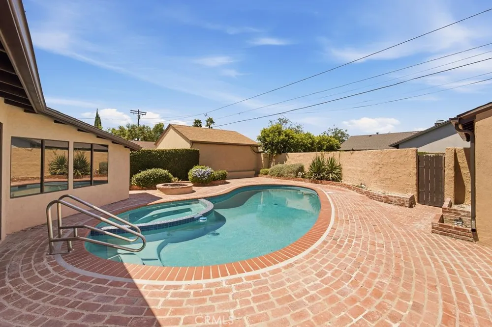 6313 Melvin Tarzana, CA 91335