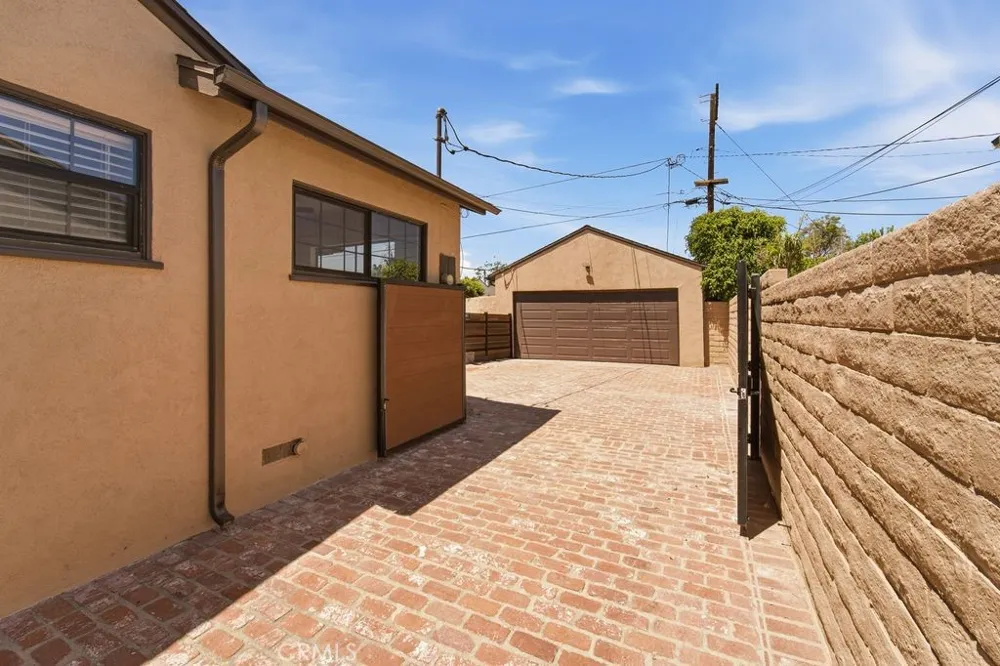 6313 Melvin Tarzana, CA 91335