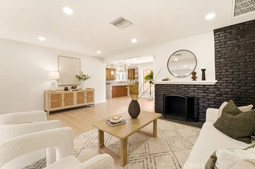6313 Melvin Tarzana, CA 91335