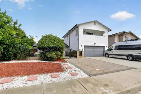 2089 Avenida De Las Flores