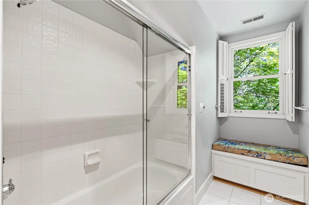 13555 NE 54th Place Bellevue, WA 98005