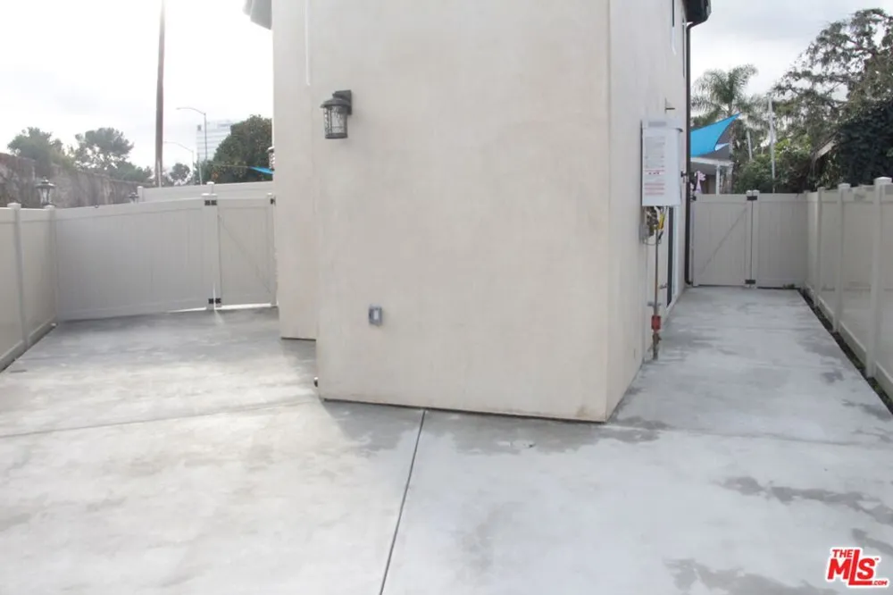 15431 HUSTON STREET Sherman Oaks, CA 91403