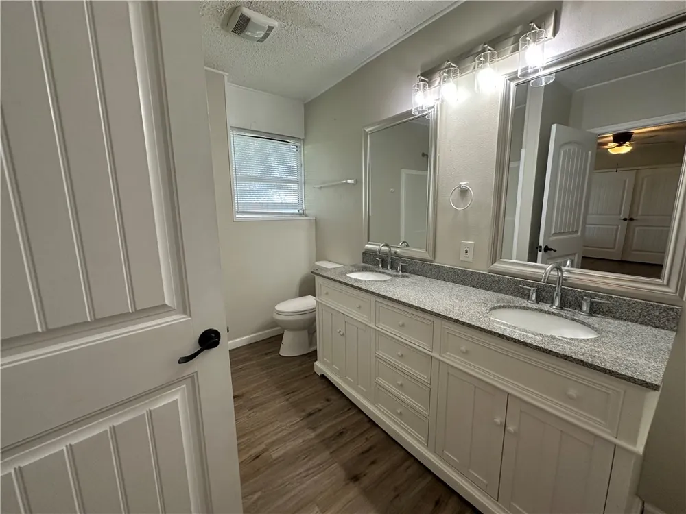 11150 Ih 37 #B Corpus Christi, TX 78410