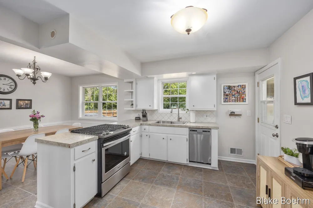 118 Lauderdale Avenue NE Grand Rapids Charter Township, MI 49546