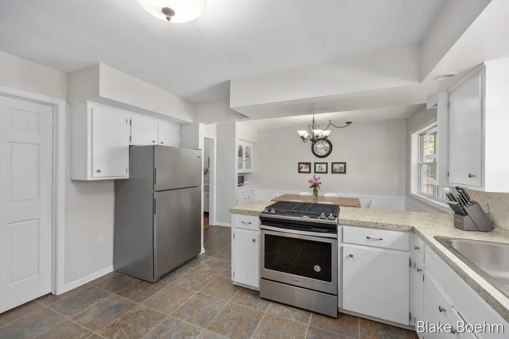 118 Lauderdale Avenue NE Grand Rapids Charter Township, MI 49546