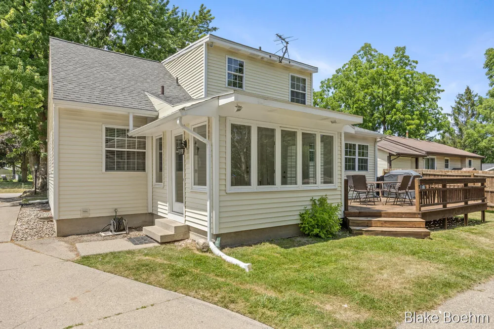 118 Lauderdale Avenue NE Grand Rapids Charter Township, MI 49546