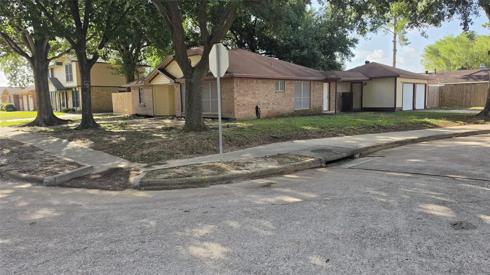 1502 Sudbury Drive Pasadena, TX 77504