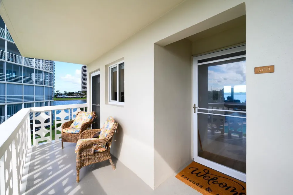 52 Yacht Club Drive #309 North Palm Beach, FL 33408